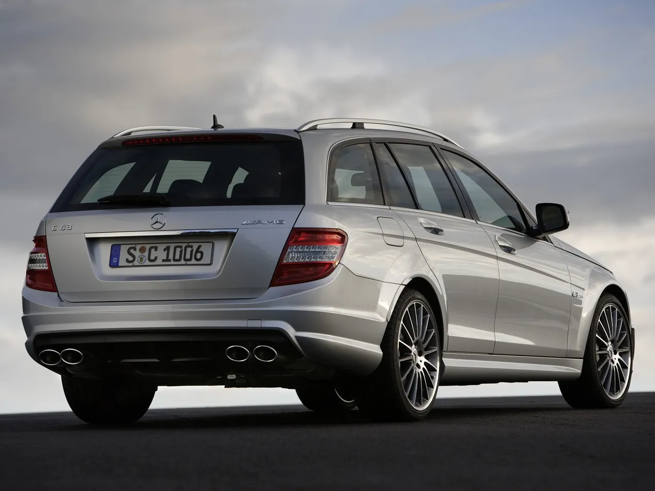 Mercedes-Benz C63 AMG Estate (2008) – zadní tříčtvrteční pohled
