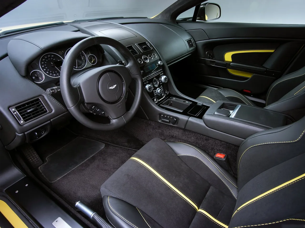Aston Martin V12 Vantage S (2014) – interiér