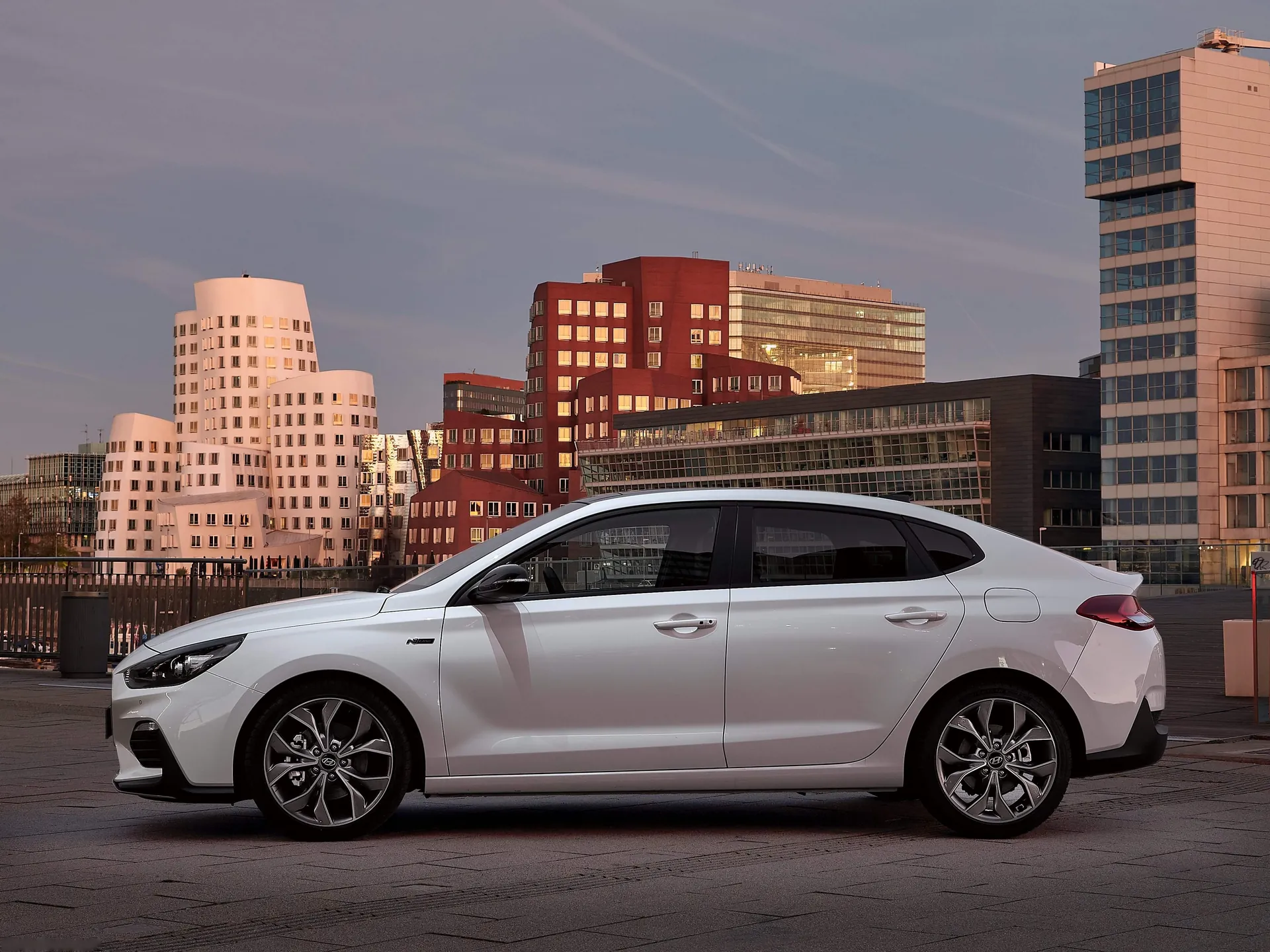 Hyundai i30 Fastback N Line (2019) – boční profil