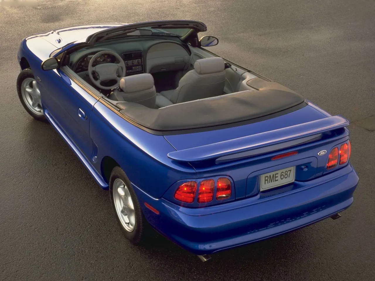 Ford Mustang GT (1998) – zadní tříčtvrteční pohled