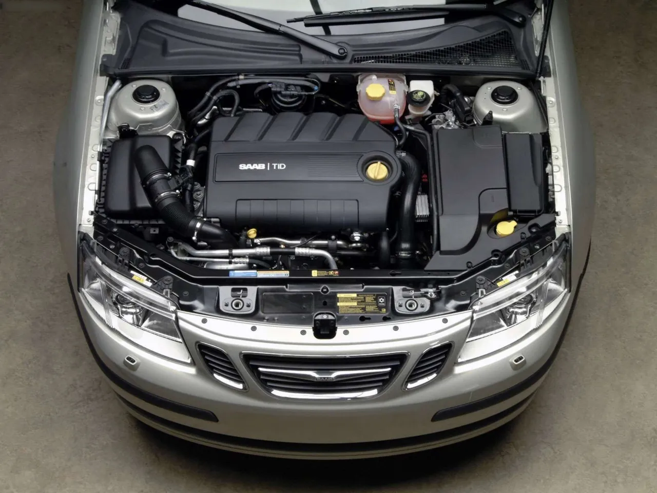 Saab 9-3 Sport Sedan (2005) – motorový prostor