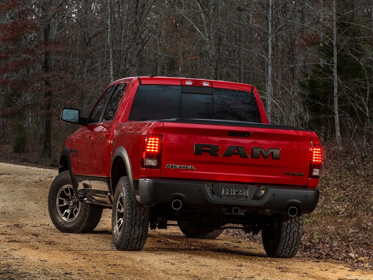 Ram 1500 Rebel (2015) – zadní tříčtvrteční pohled