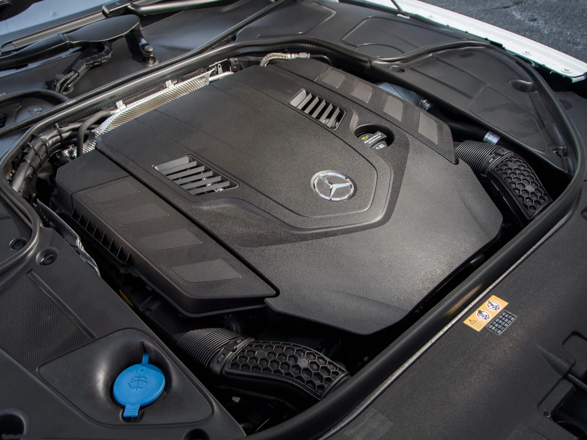 Mercedes-Benz S-Class Cabriolet (2018) – motorový prostor