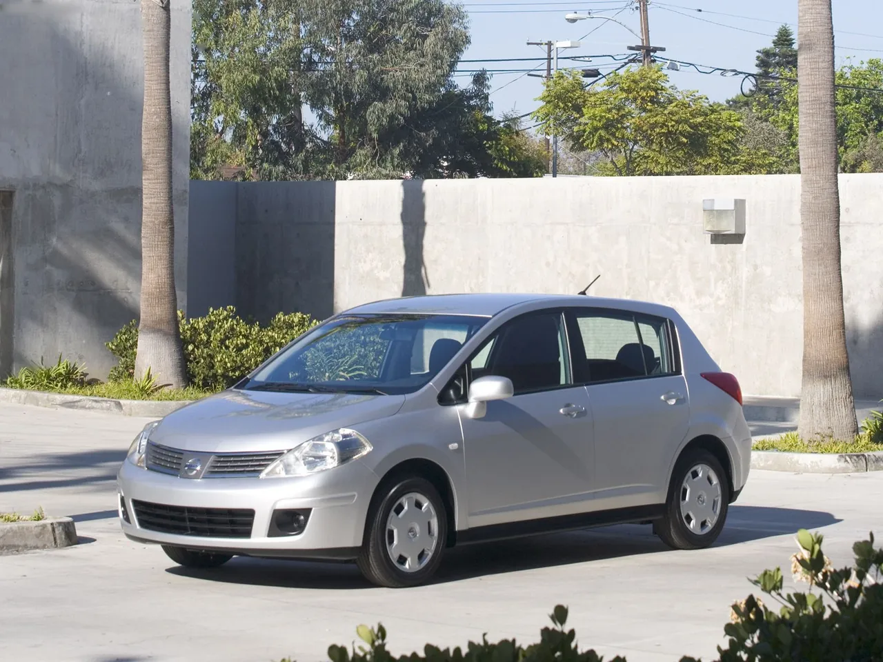 Nissan Versa Hatchback (2007)
