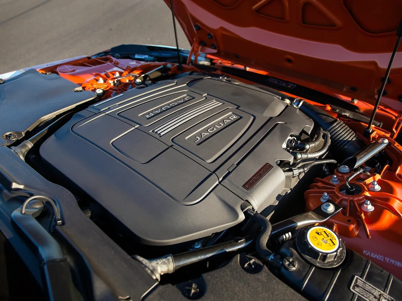 Jaguar F-Type (2014) – motorový prostor