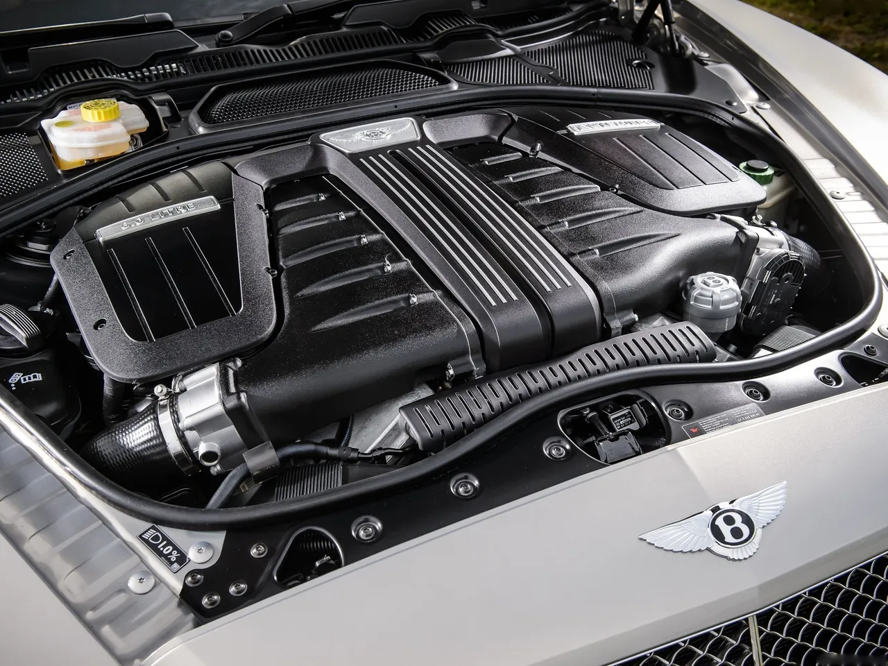 Bentley Continental GT Speed (2015) – motorový prostor