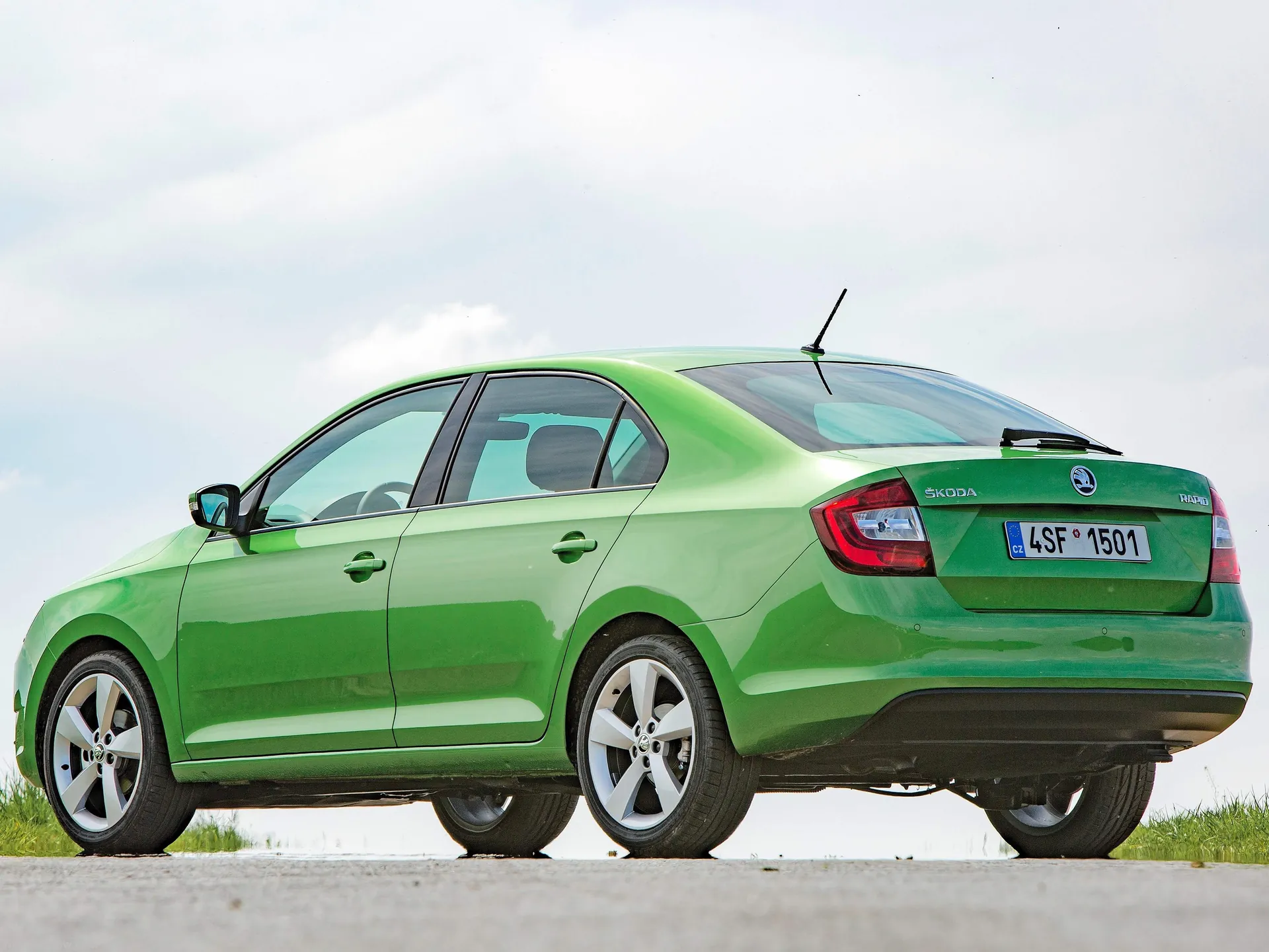 Skoda Rapid (2017) – zadní tříčtvrteční pohled