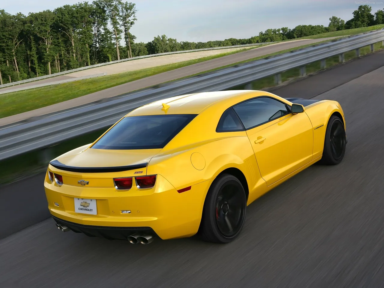 Chevrolet Camaro 1LE (2013) – zadní tříčtvrteční pohled