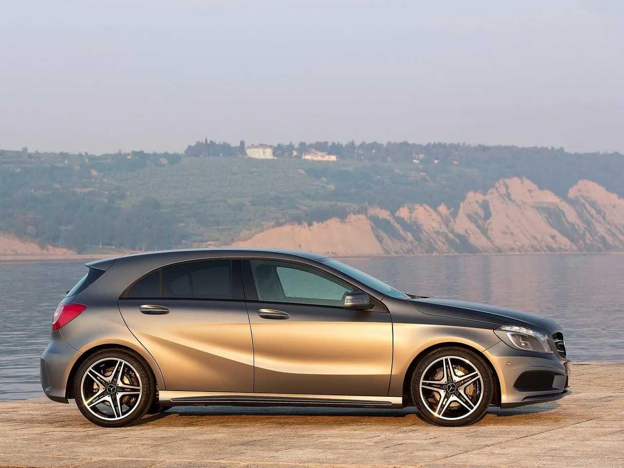 Mercedes-Benz A-Class (2013) – boční profil