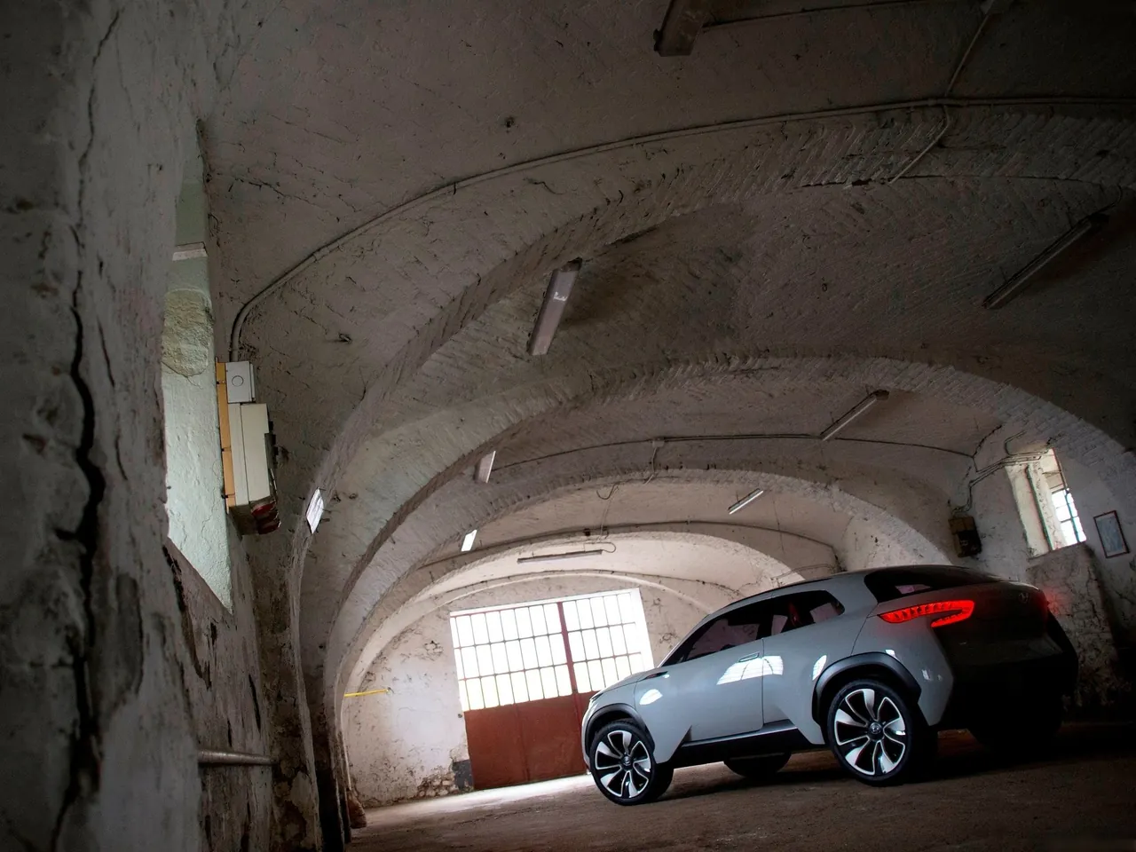 Hyundai Intrado Concept (2014) – zadní tříčtvrteční pohled