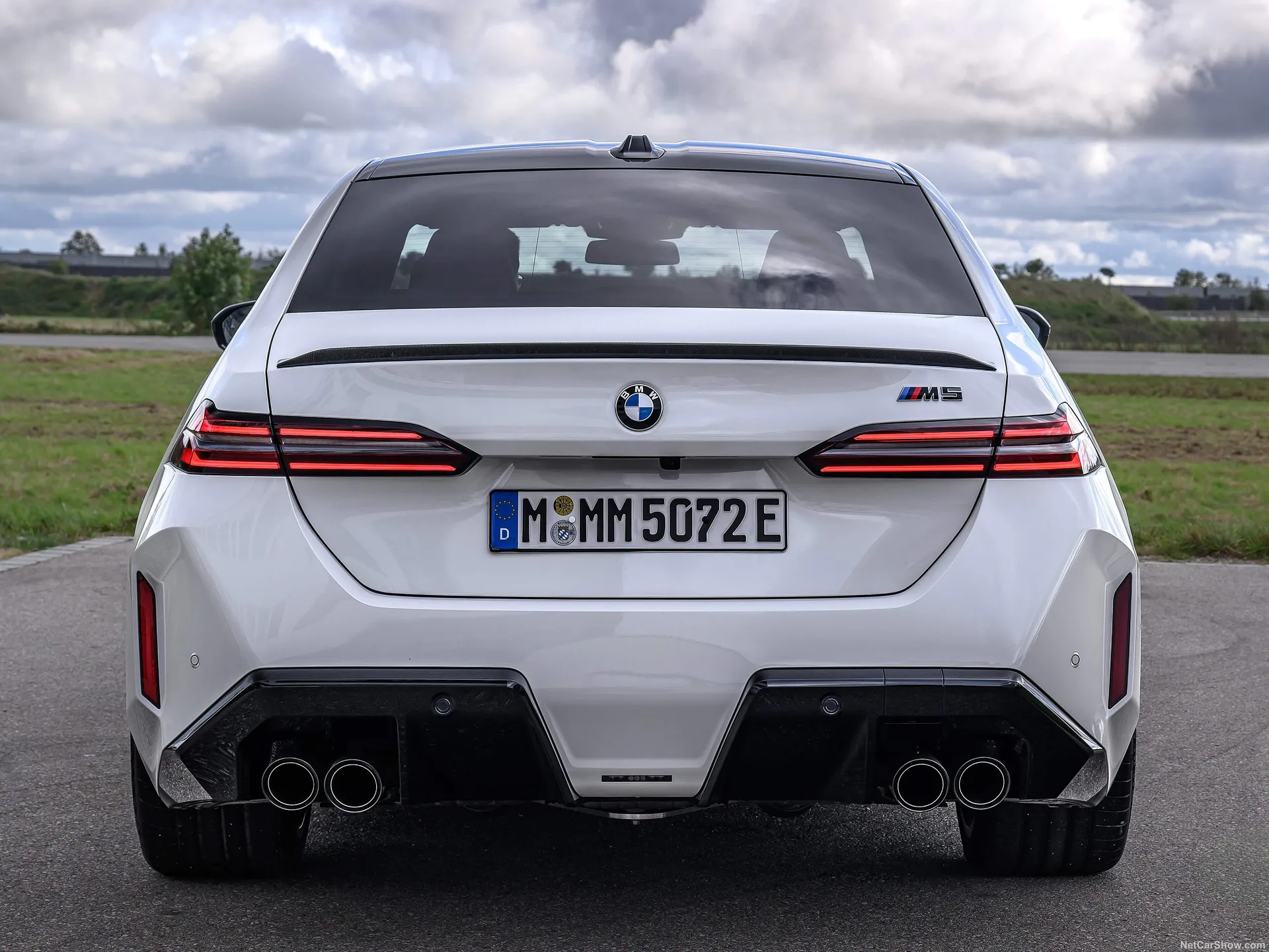 BMW M5 Alpin White (2025) – zezadu
