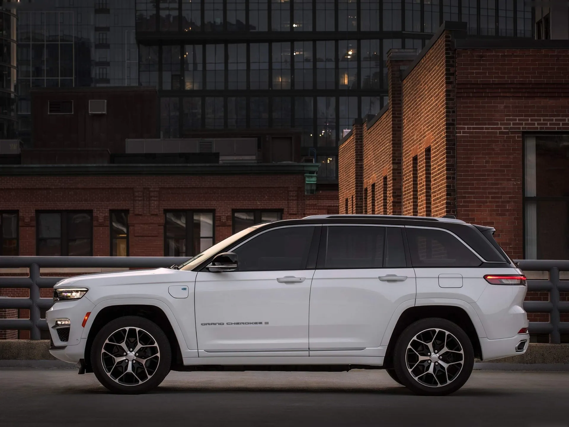 Jeep Grand Cherokee (2022) – boční profil