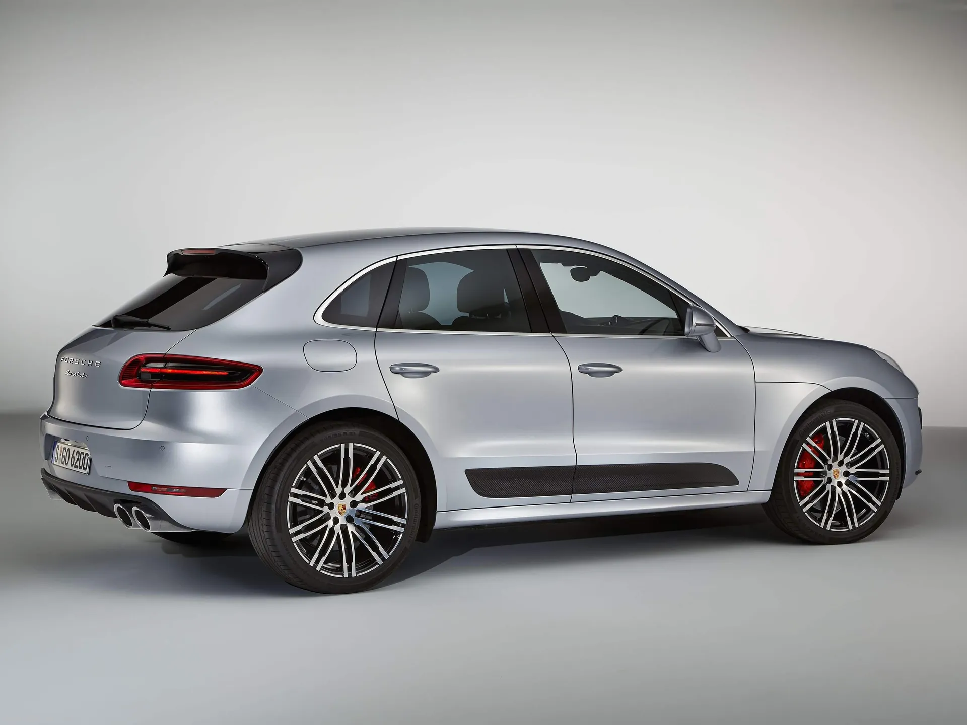 Porsche Macan Turbo with Performance Package (2017) – zadní pohled