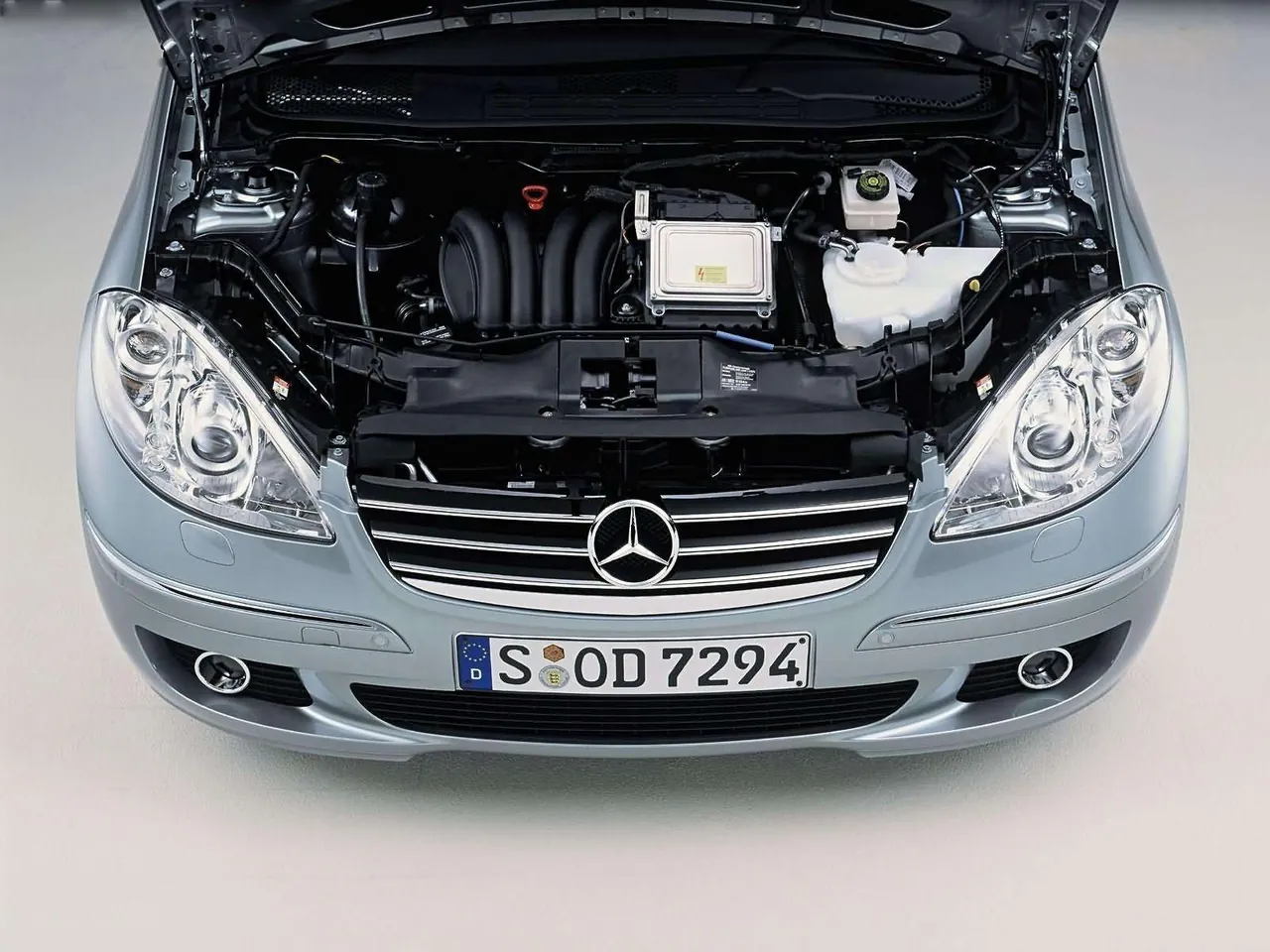 Mercedes-Benz A200 Avantgarde 3door (2005) – motorový prostor