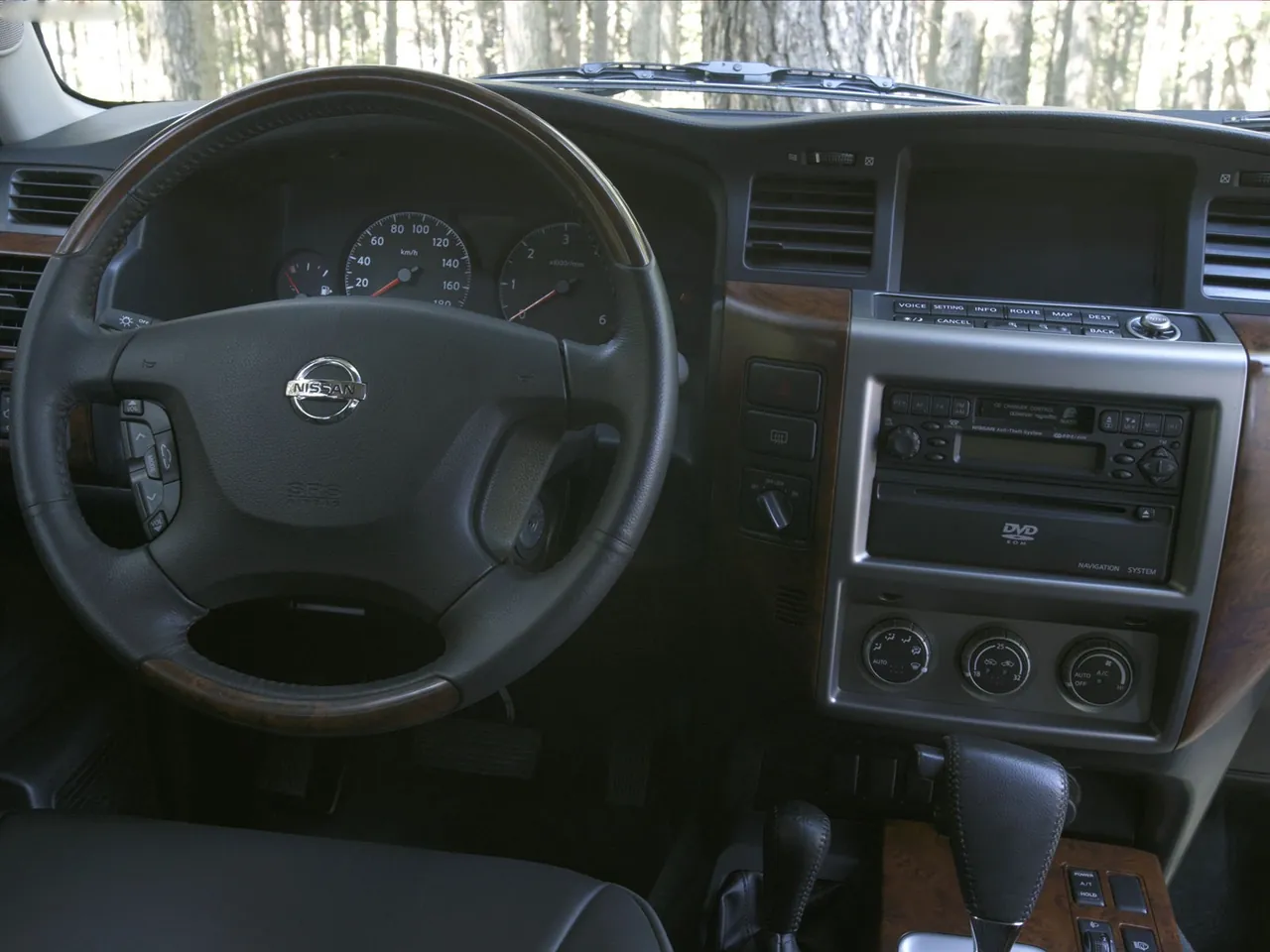 Nissan Patrol (2005) – interiér