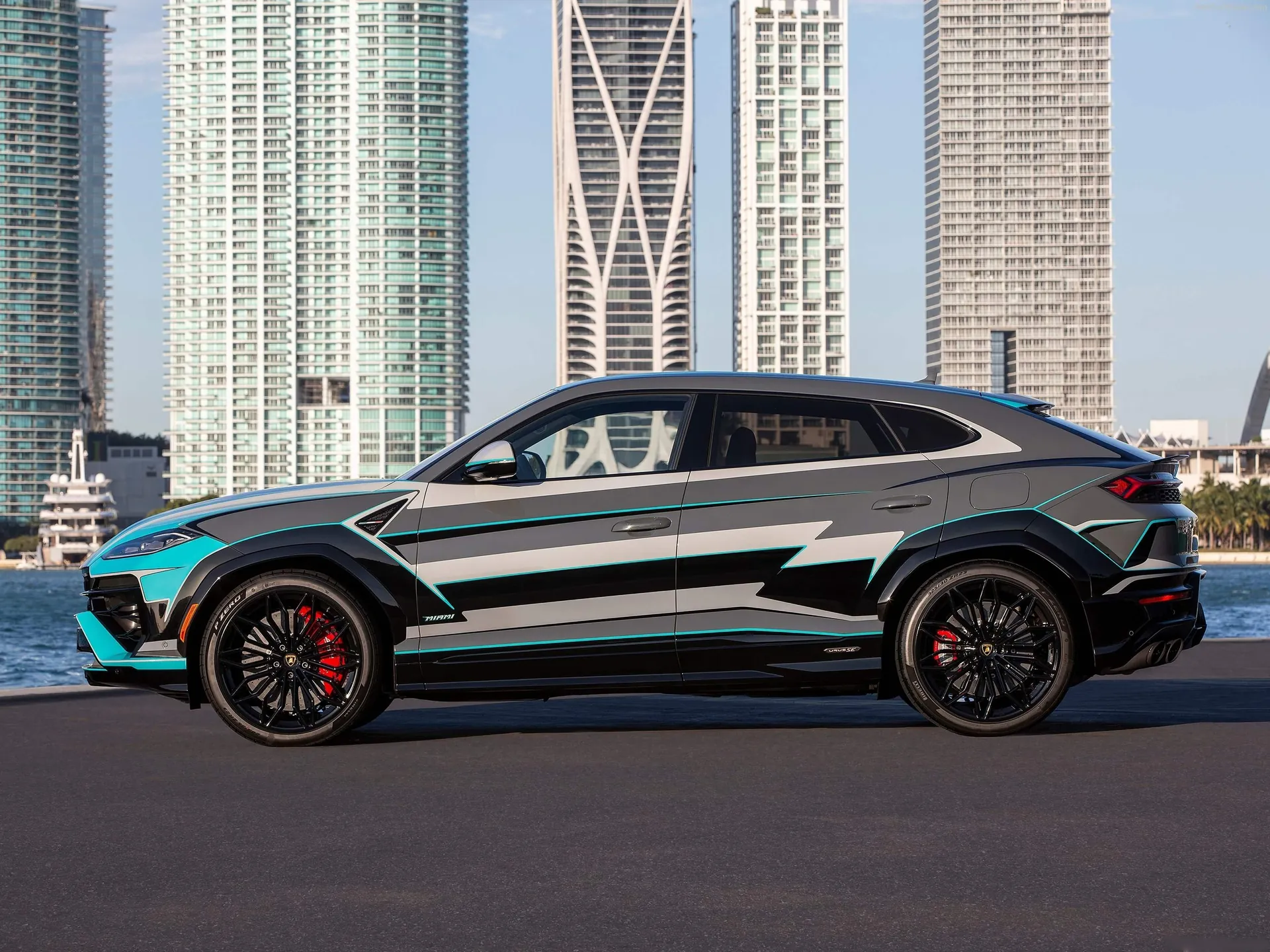 Lamborghini Urus SE Miami Art Basel (2024) – boční profil