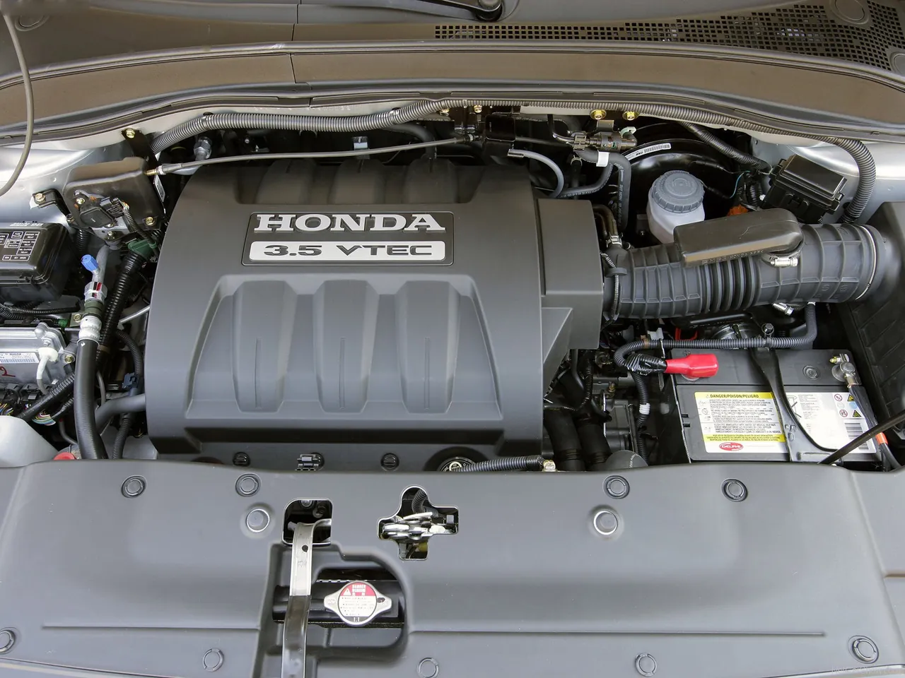 Honda Pilot EX-L 4WD (2007) – motorový prostor