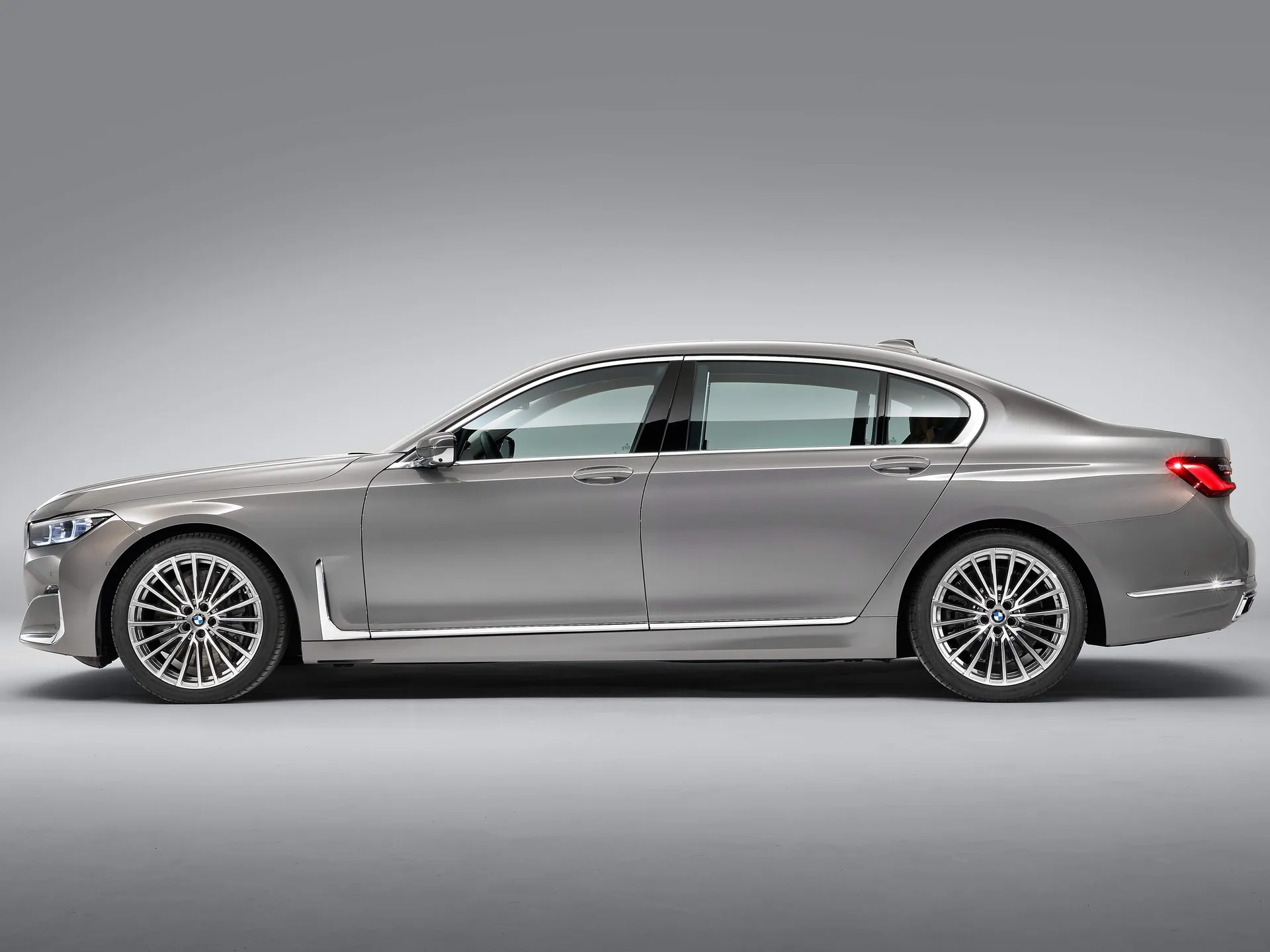 BMW 7-Series (2020) – boční profil
