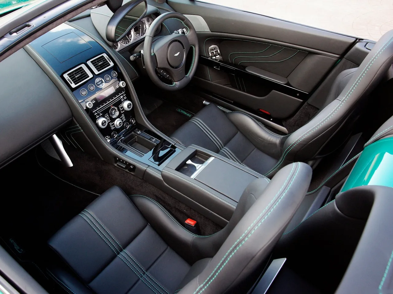 Aston Martin V8 Vantage S Roadster (2012) – interiér