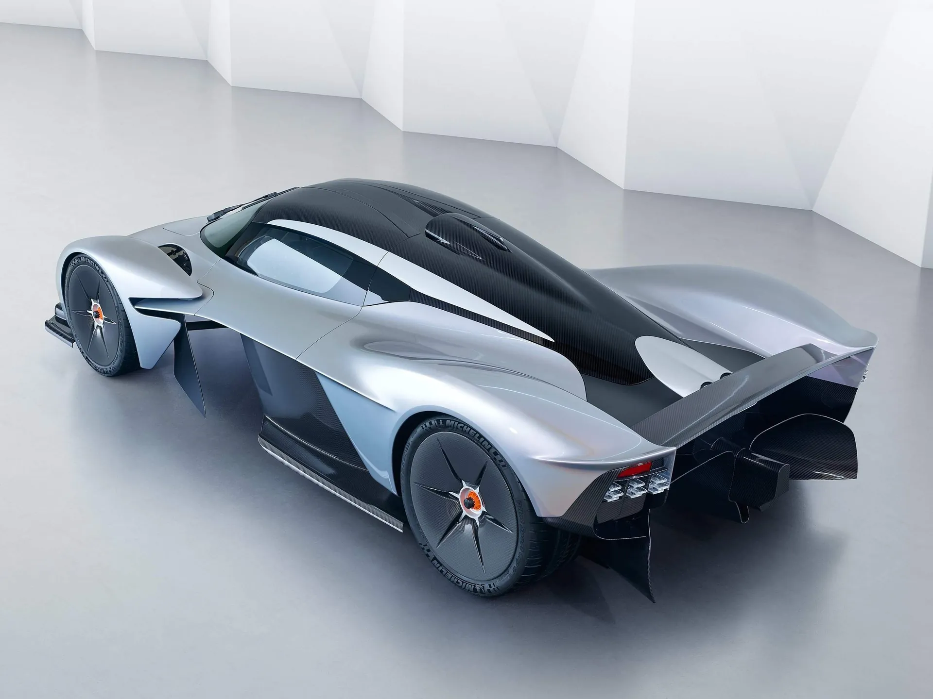 Aston Martin Valkyrie (2018) – zadní tříčtvrteční pohled