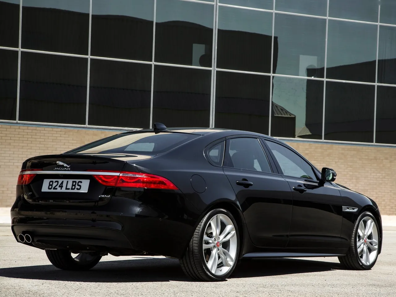 Jaguar XF 20d (2016) – zadní tříčtvrteční pohled