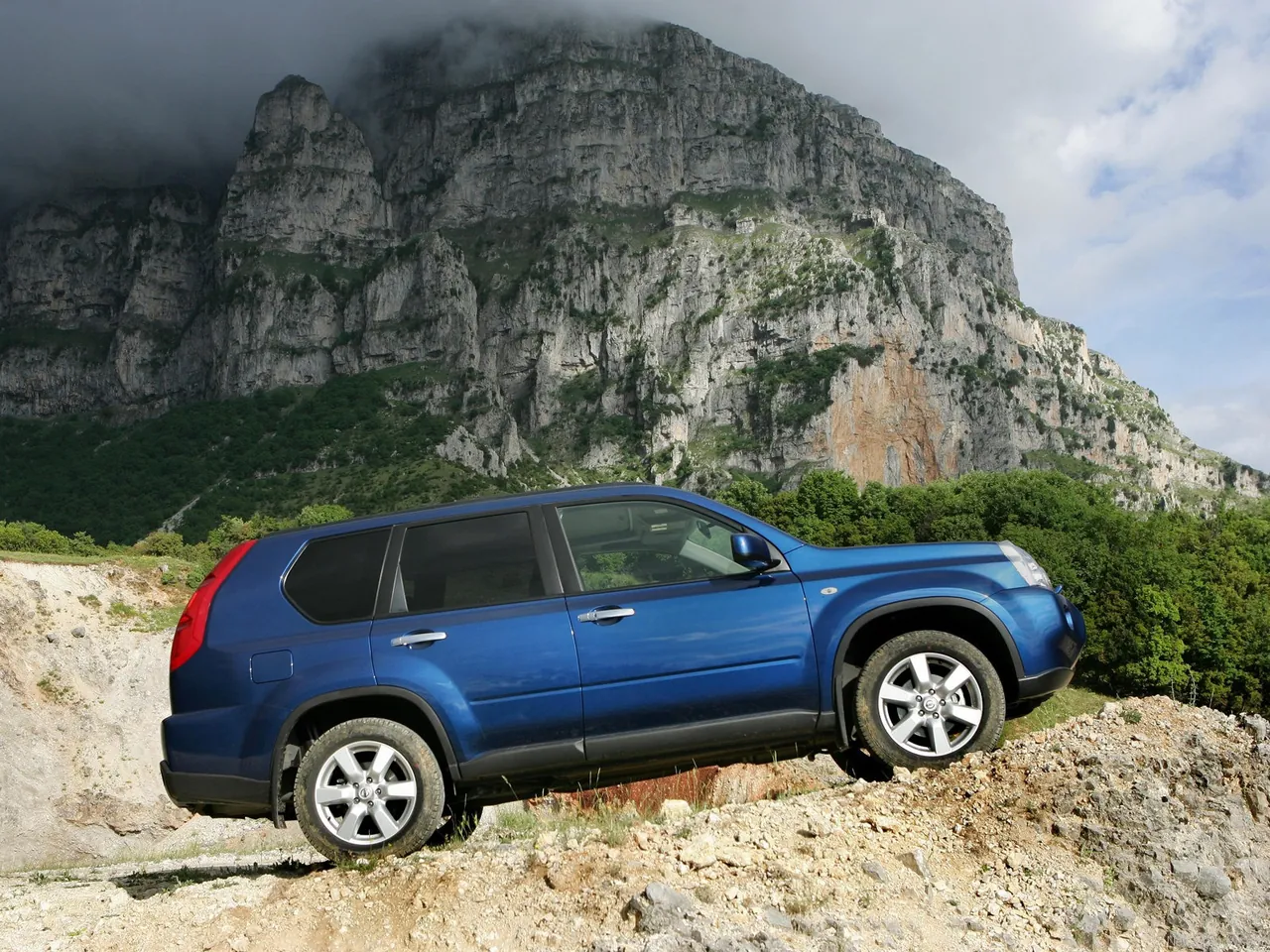 Nissan X-Trail (2008) - Side Profile