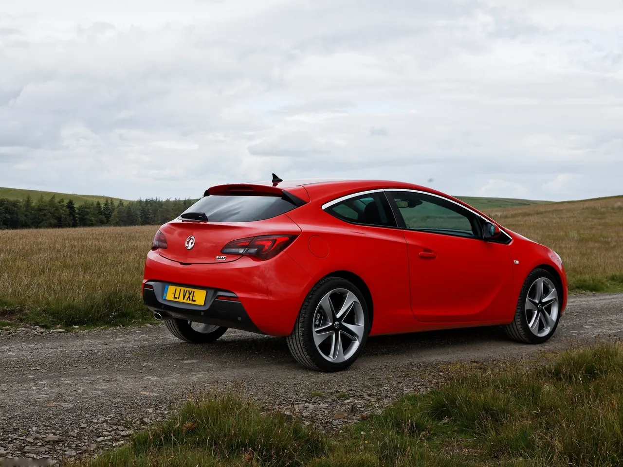 Vauxhall Astra GTC (2012) – zadní tříčtvrteční pohled