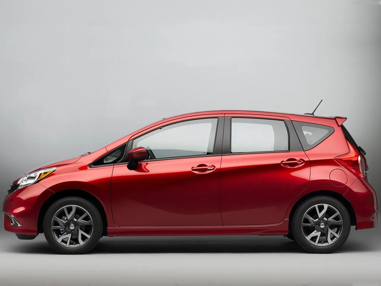 Nissan Versa Note SR (2015) – boční profil