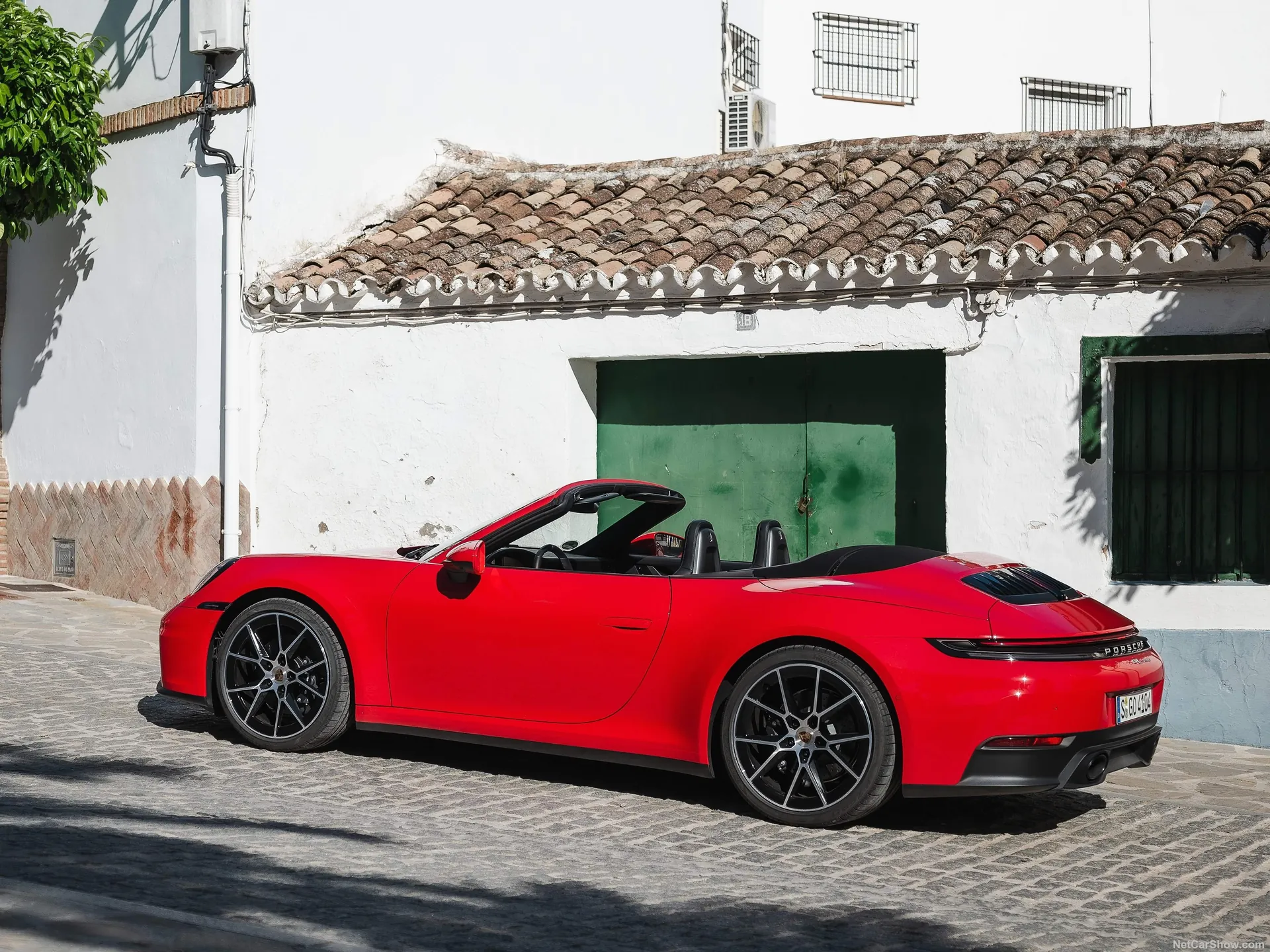 Porsche 911 Carrera Cabriolet (2025) – zadní tříčtvrteční pohled