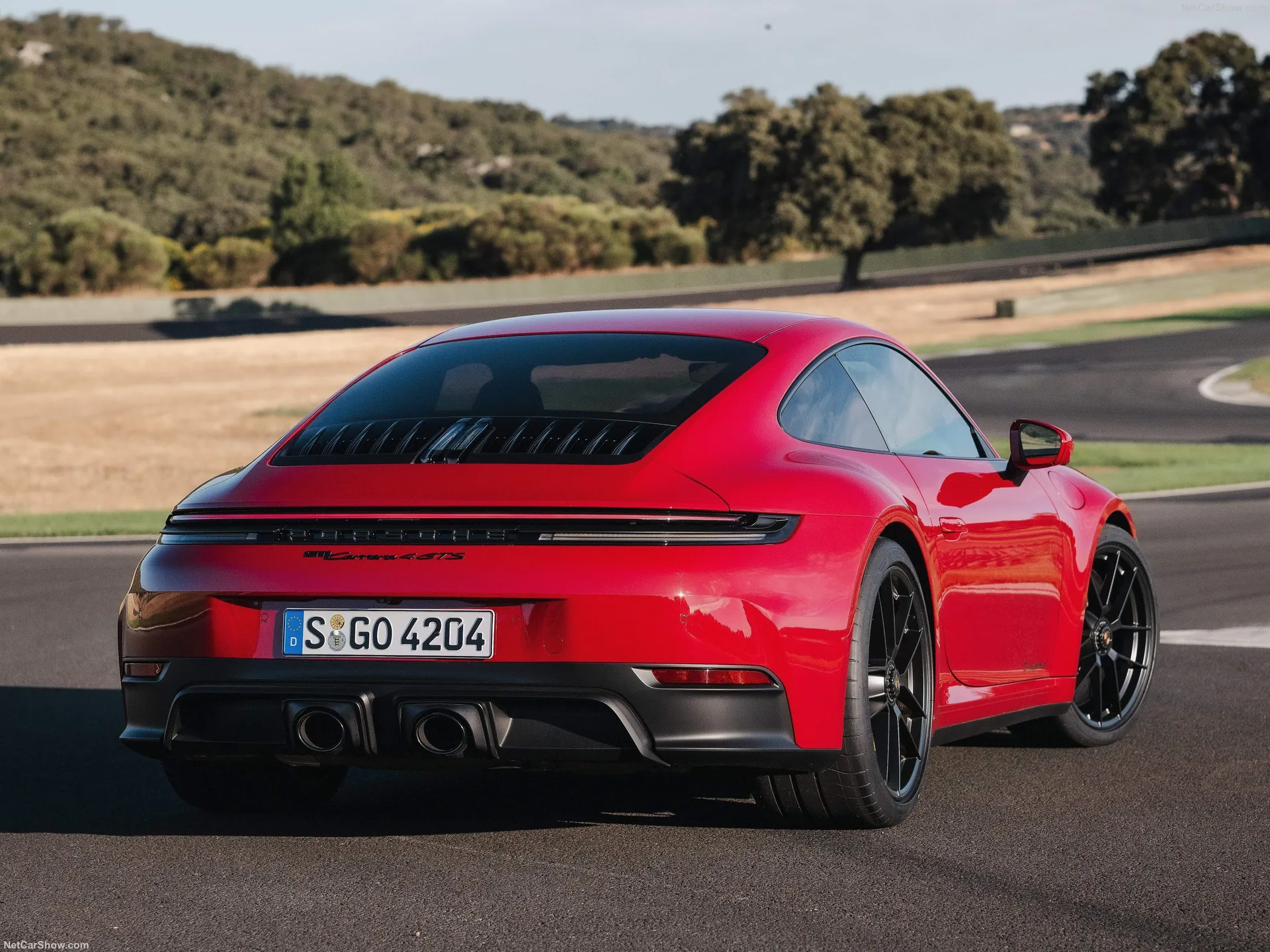 Porsche 911 Carrera 4 GTS (2025) – zadní tříčtvrteční pohled