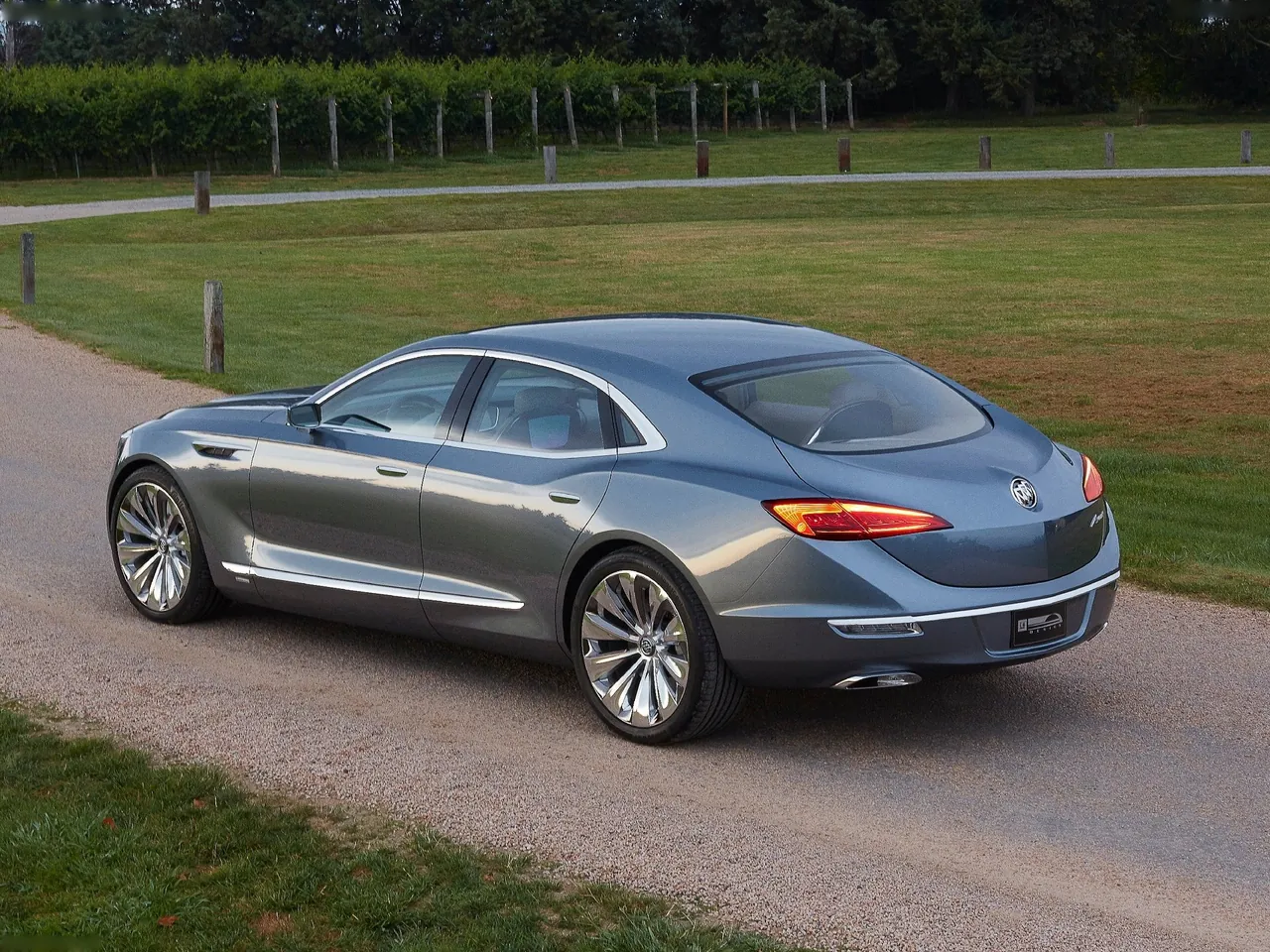 Buick Avenir Concept (2015) – zadní tříčtvrteční pohled