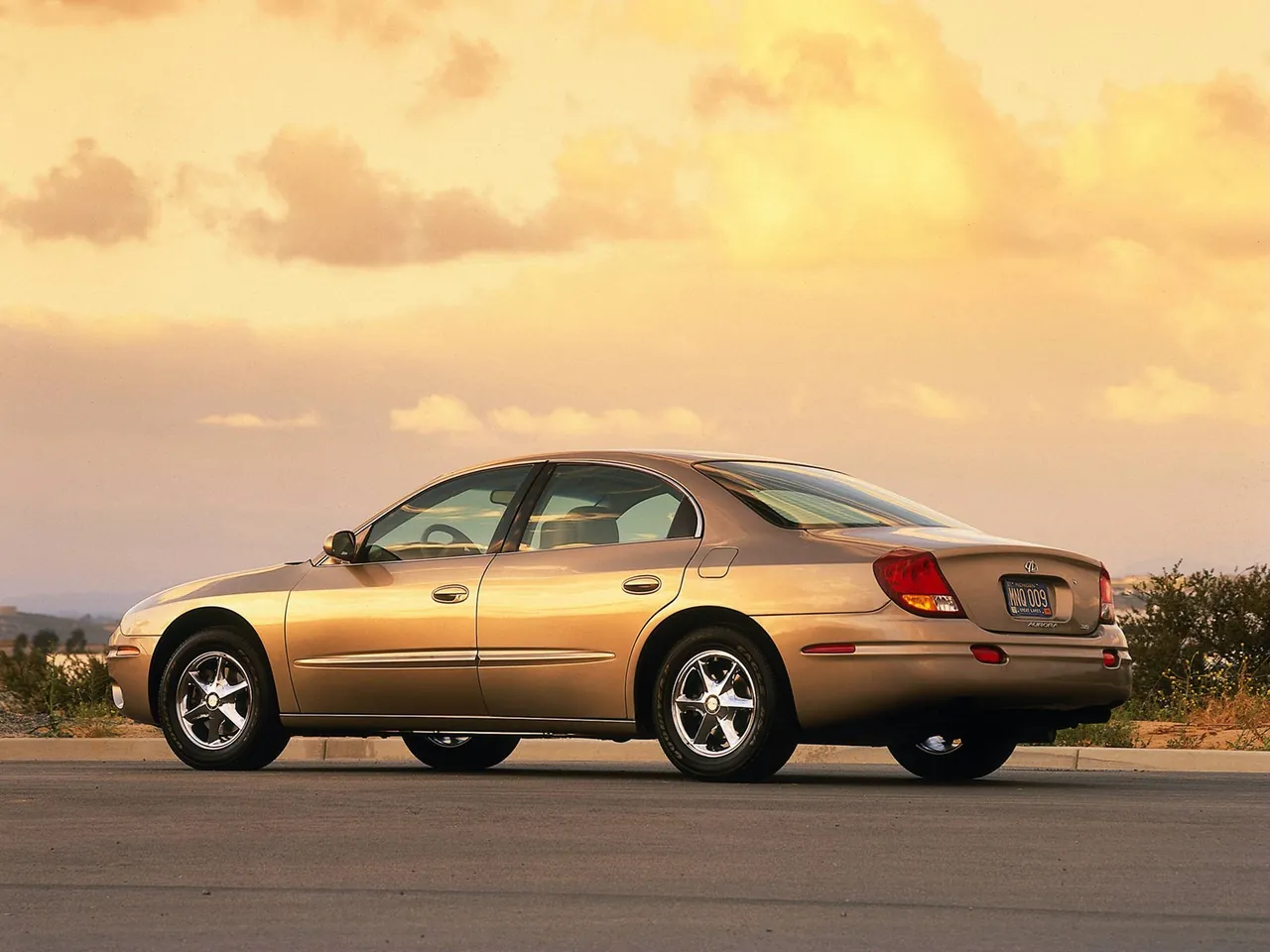 Oldsmobile Aurora (2001) – zadní tříčtvrteční pohled