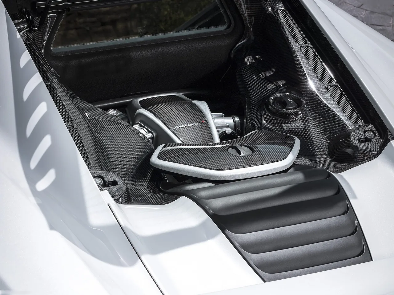 McLaren MP4-12C (2013) – motorový prostor