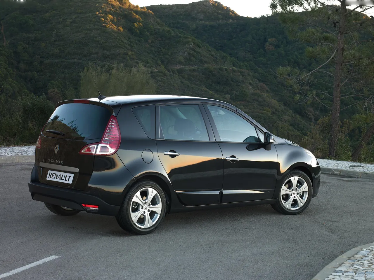 Renault Scenic (2010) – zadní tříčtvrteční pohled