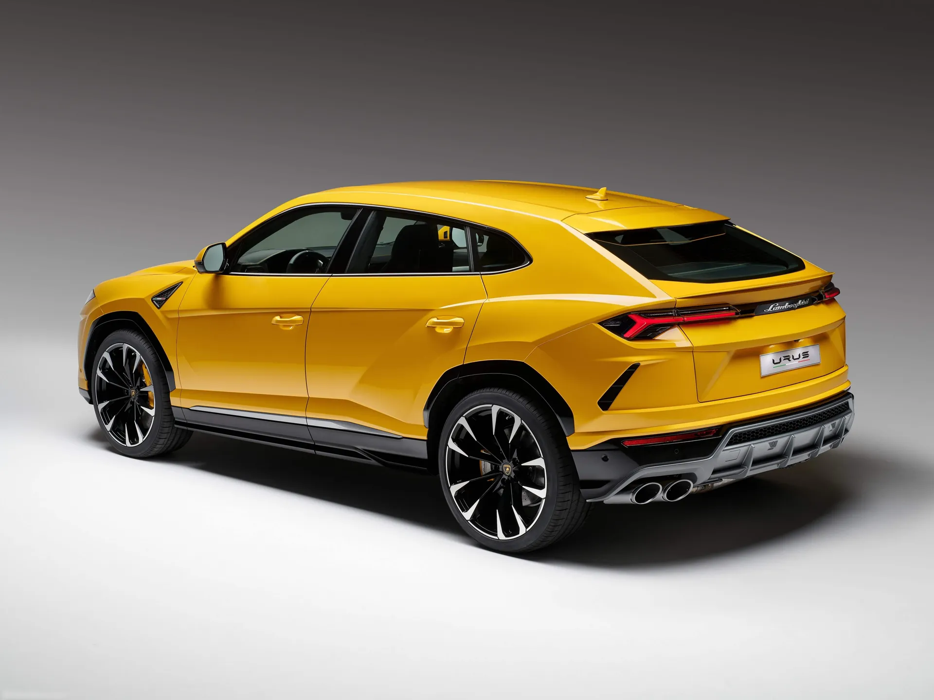 Lamborghini Urus (2019) – zadní tříčtvrteční pohled