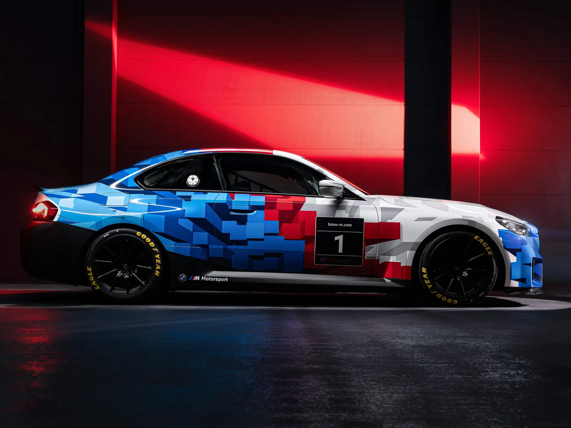 BMW M2 Racing (2026) – boční profil