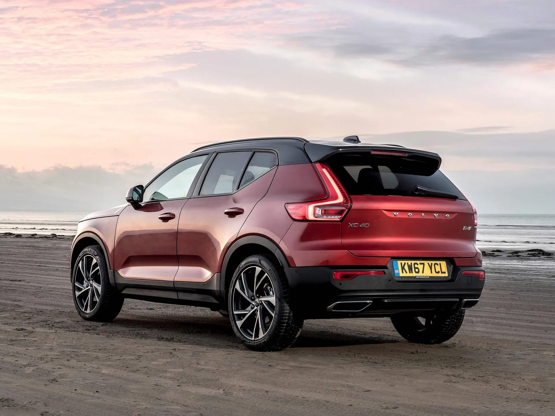 Volvo XC40 [UK] (2018) – zadní tříčtvrteční pohled