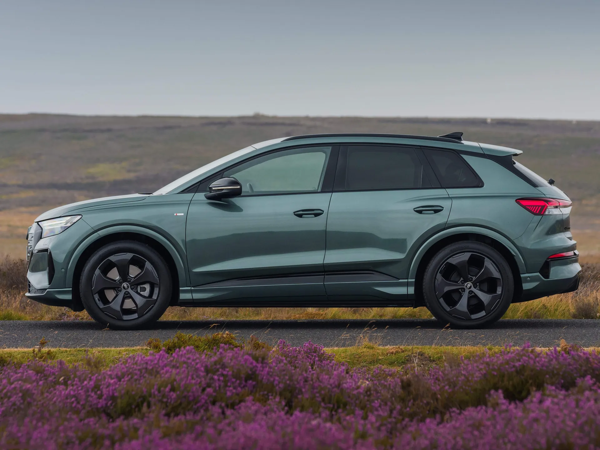 Audi Q4 e-tron [UK] (2027) – boční profil