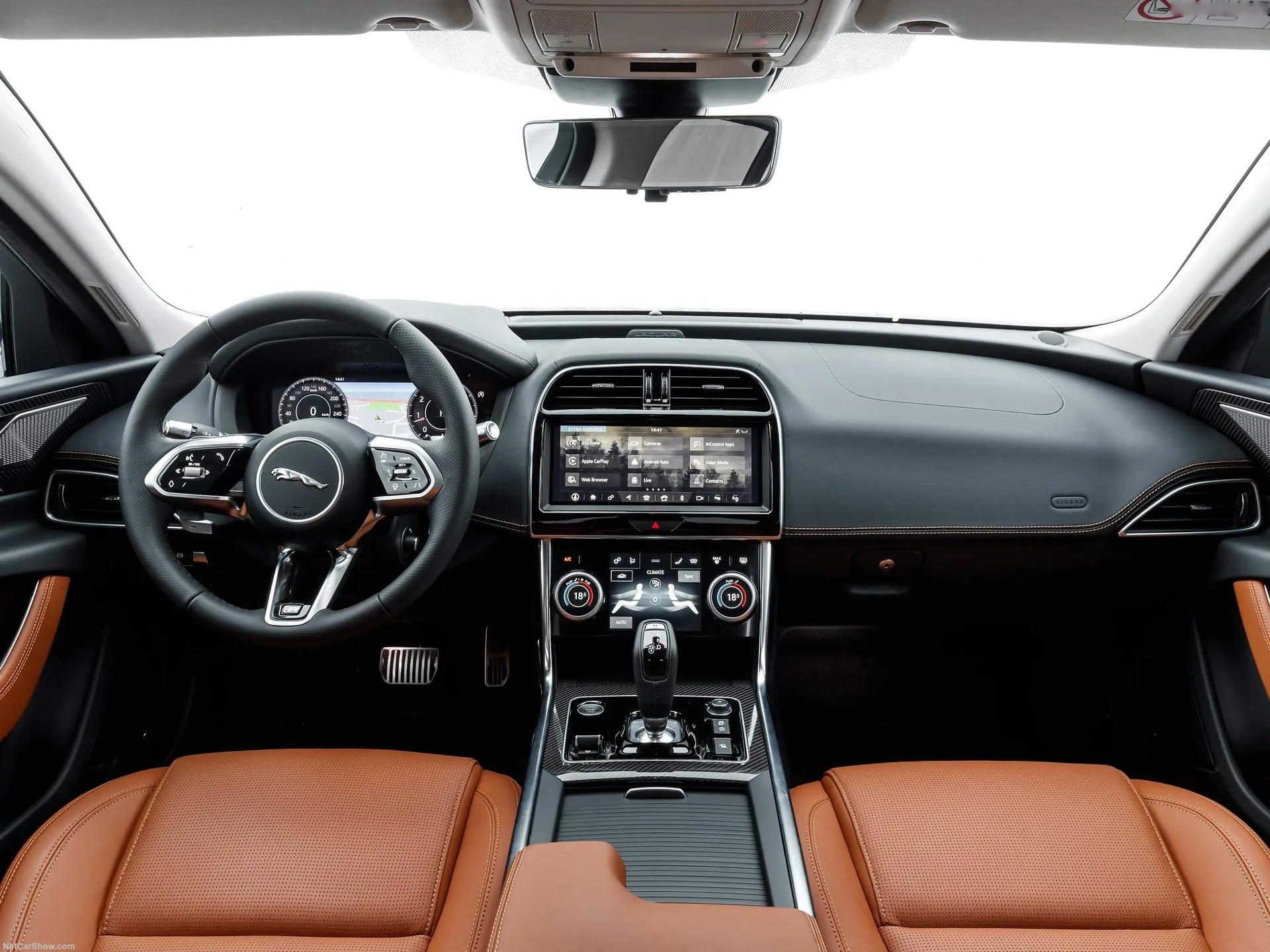 Jaguar XE (2020) – interiér