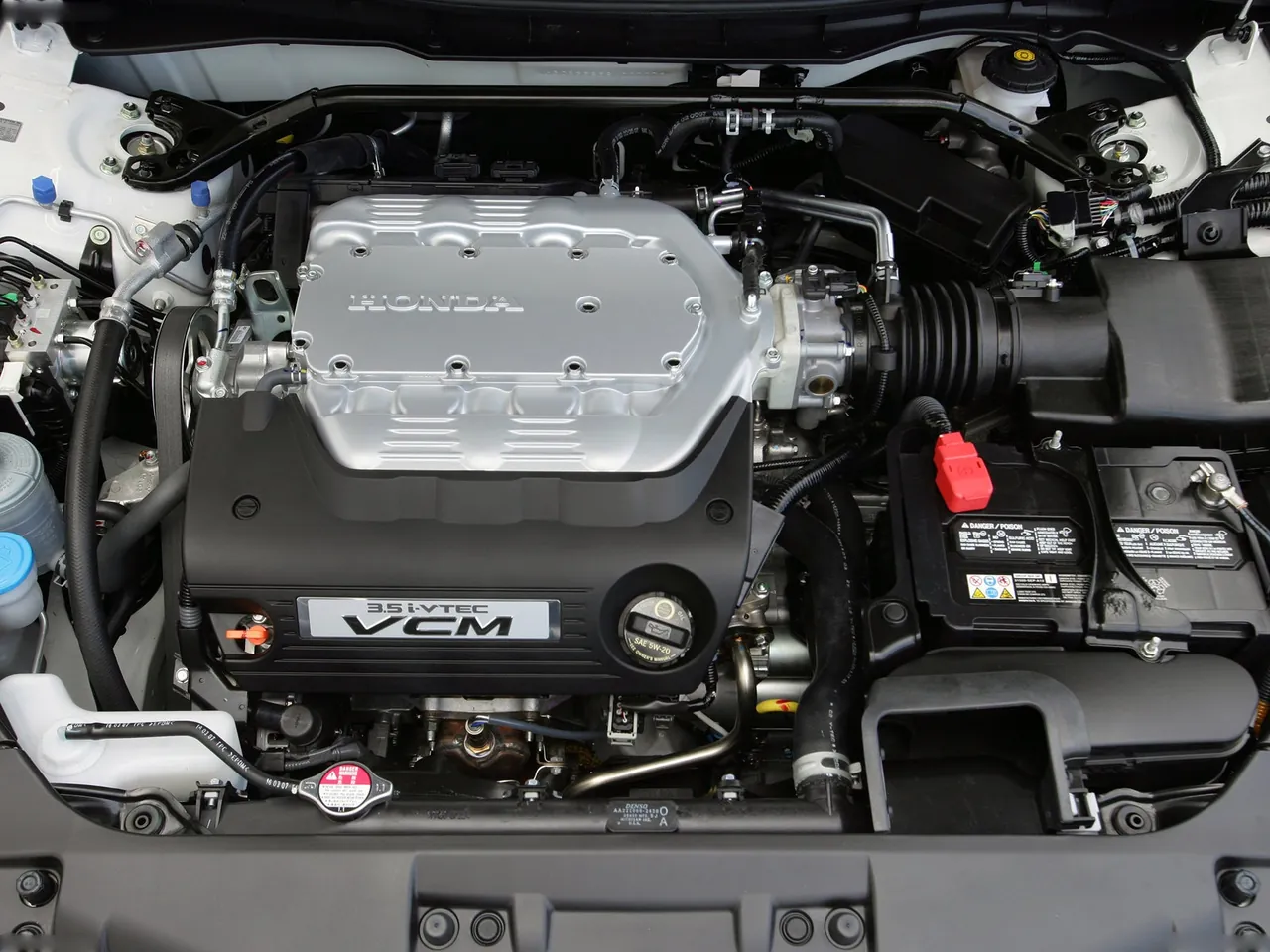 Honda Accord EX-L V6 Sedan (2008) – motorový prostor