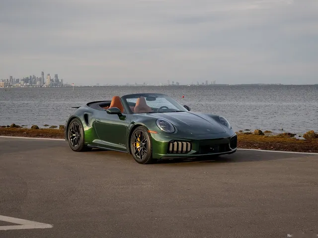 Porsche 911 Turbo S Cabriolet [US] (2026)