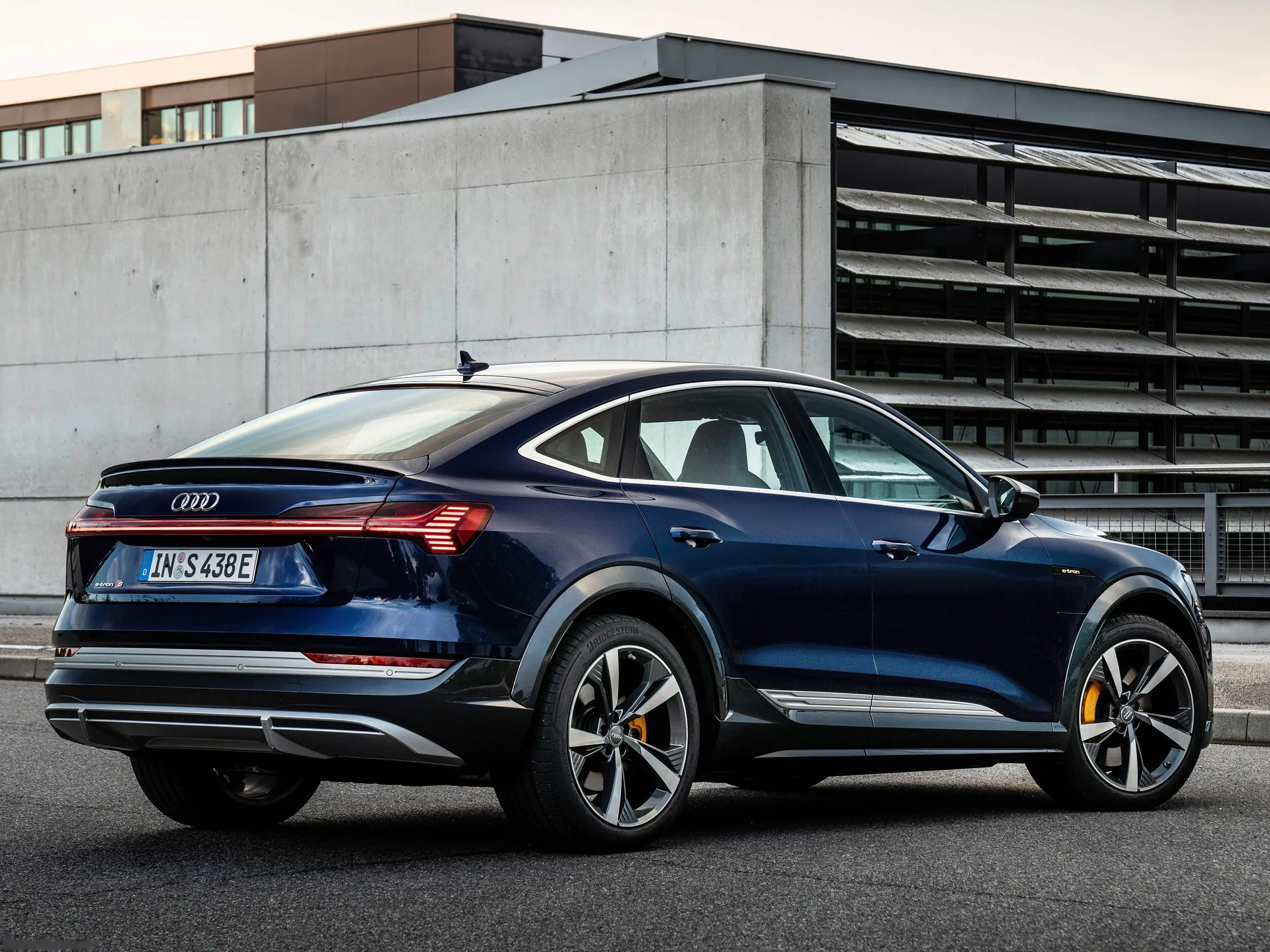 Audi e-tron S Sportback (2021) – zadní tříčtvrteční pohled