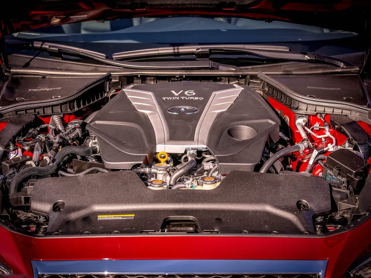 Infiniti Q50 (2016) – motorový prostor