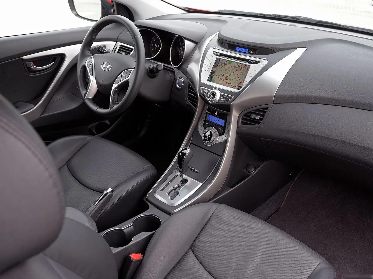 Hyundai Elantra Coupe (2013) – interiér
