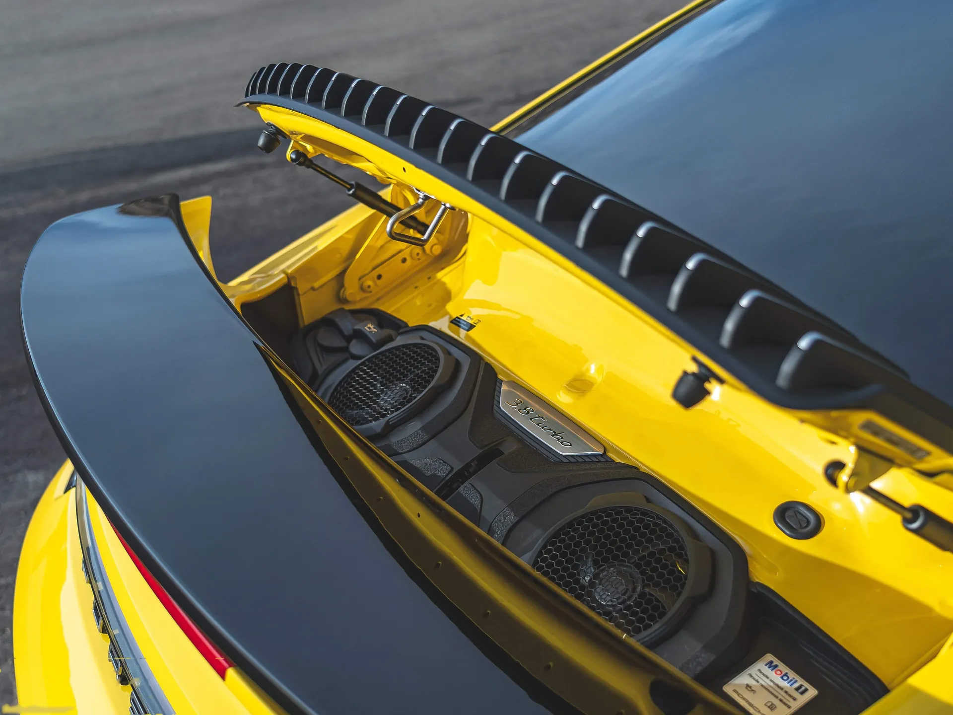 Porsche 911 Turbo (2021) - Engine Bay