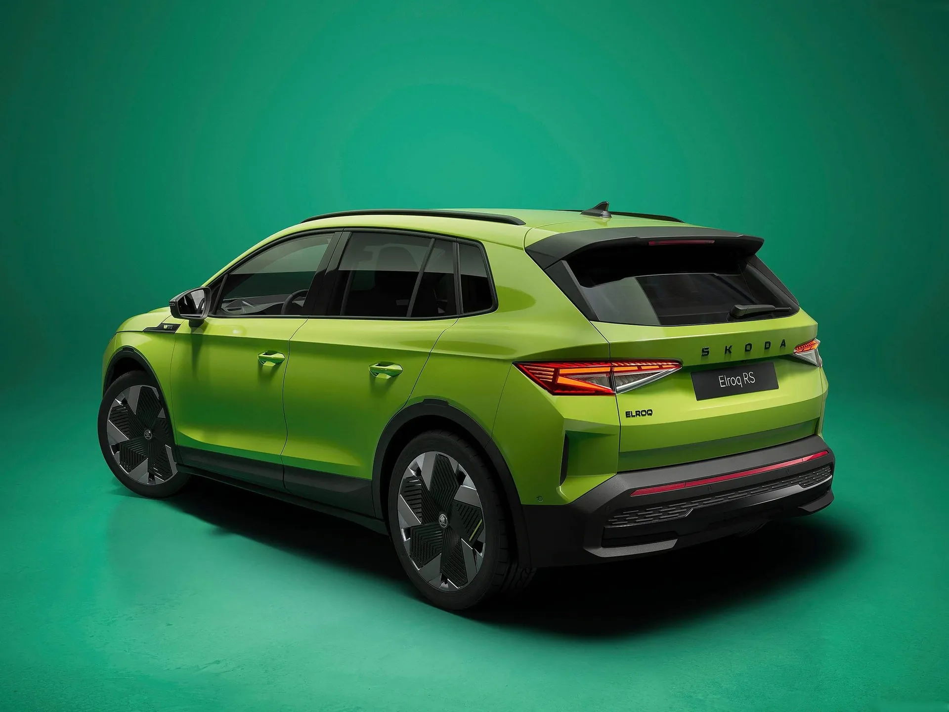 Skoda Elroq RS (2026) – zadní tříčtvrteční pohled
