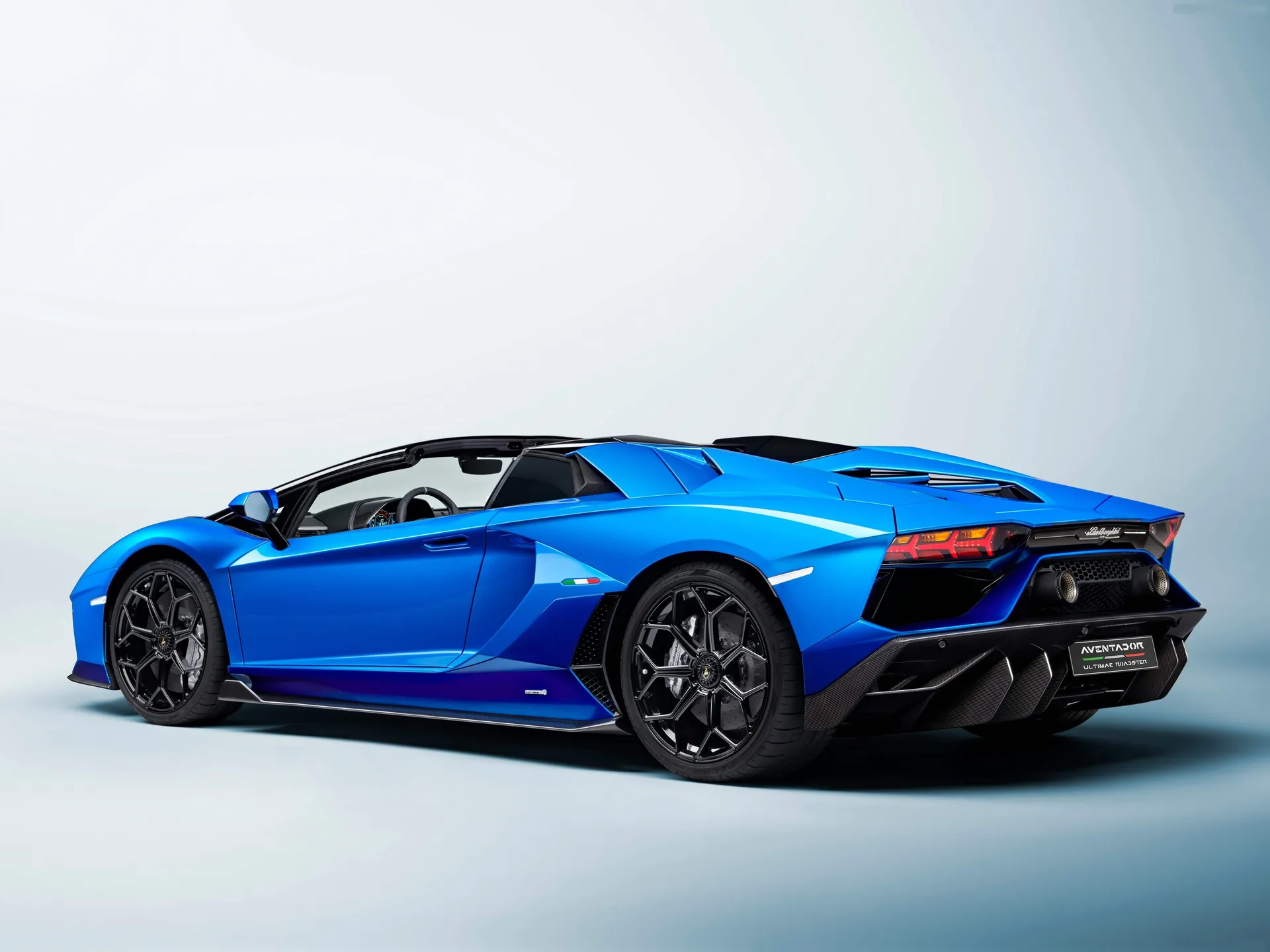 Lamborghini Aventador LP780-4 Ultimae Roadster (2022) – zadní tříčtvrteční pohled