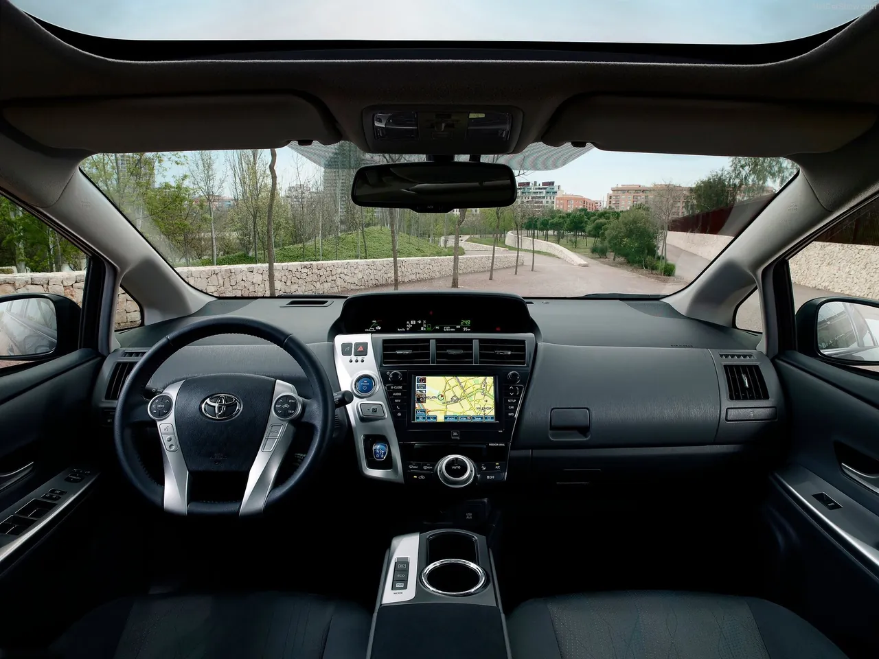 Toyota Prius Plus (2013) - Interior