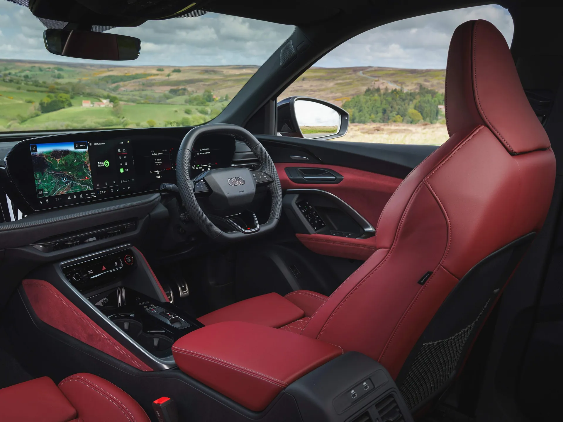 Audi SQ5 Sportback [UK] (2025) – interiér