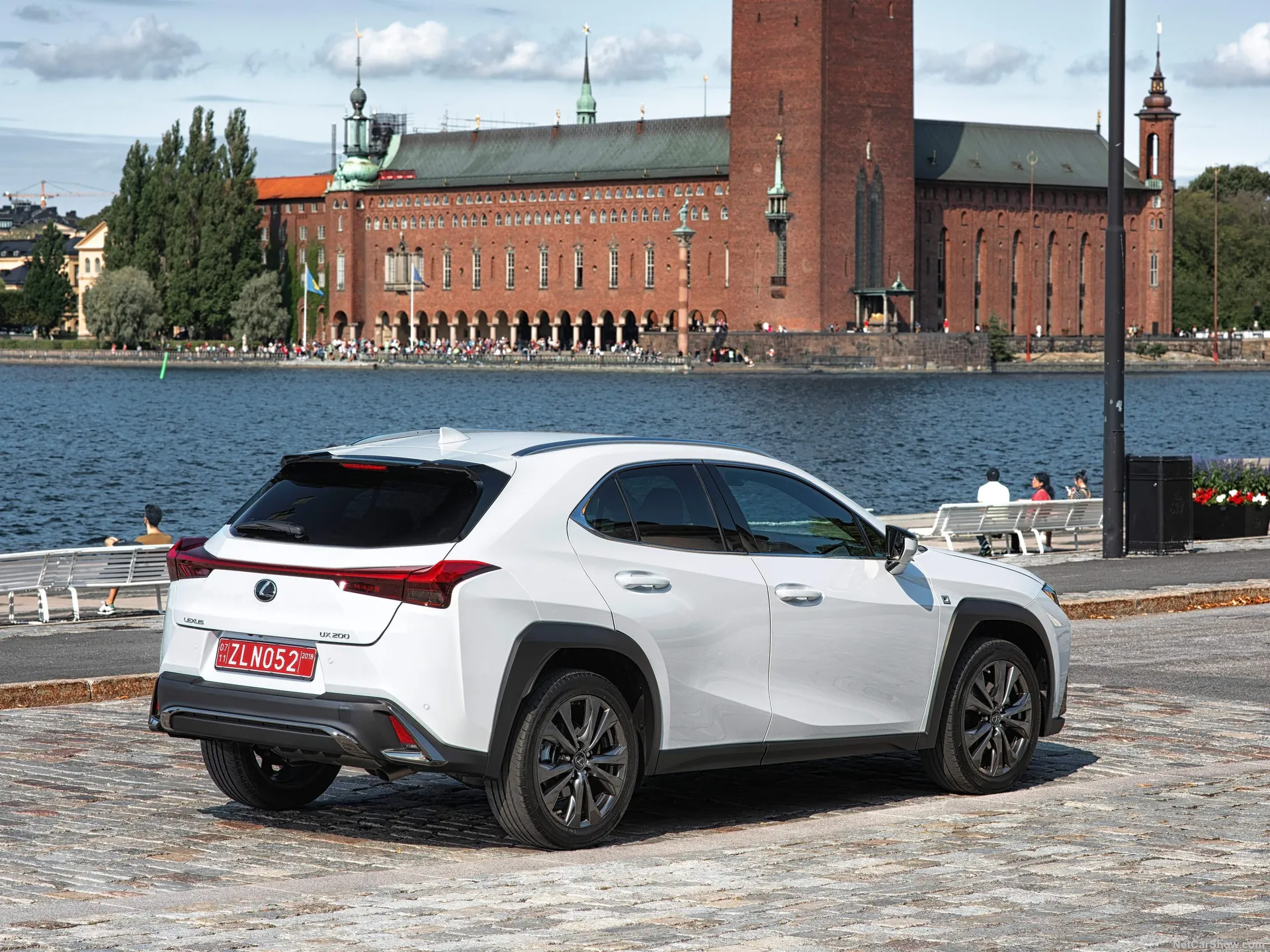 Lexus UX (2019) – zadní tříčtvrteční pohled